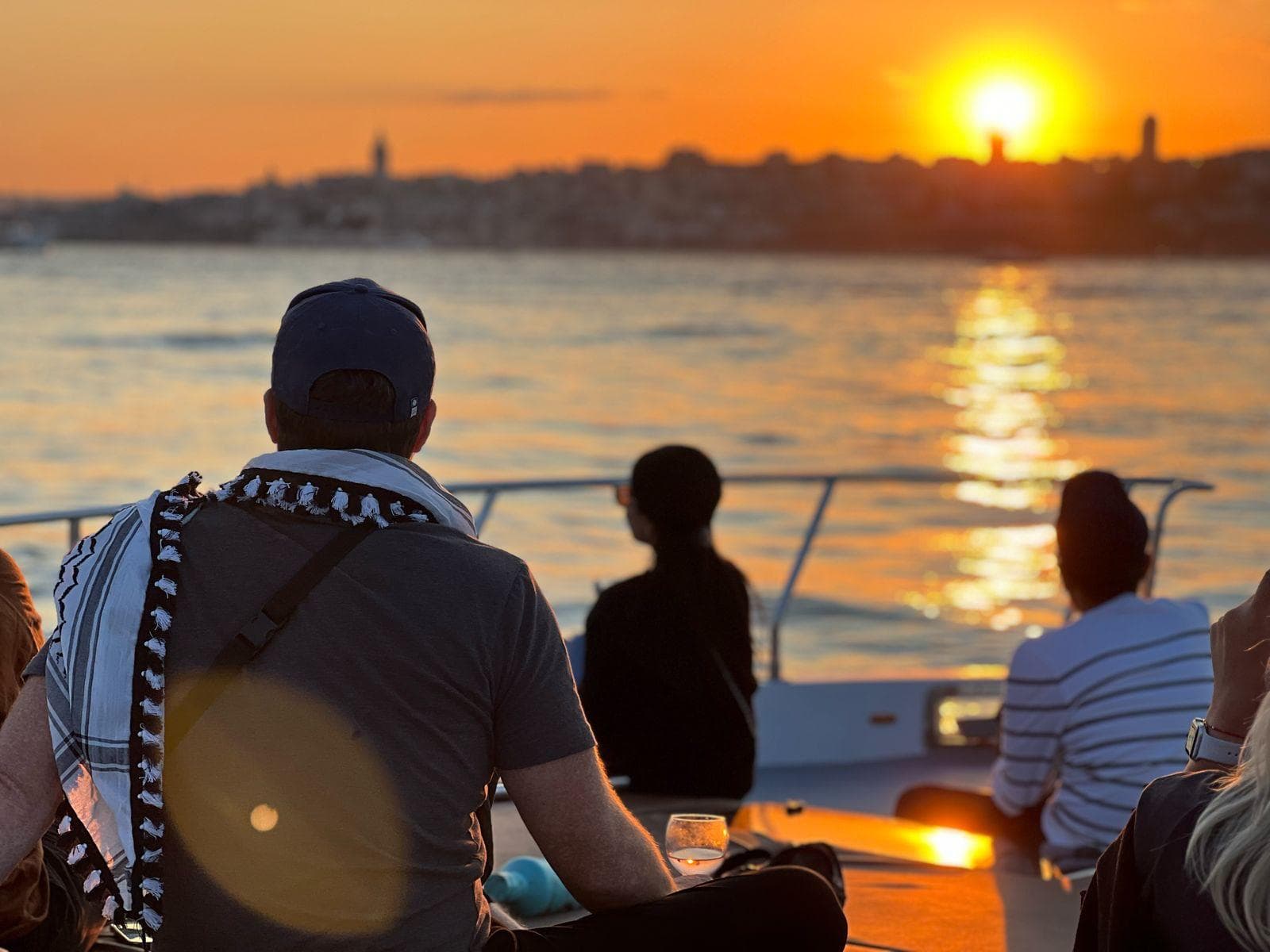 Bosphorus Sunset Cruise — Karakoy meeting flow near Arap Cami / Uskufcular Street → Bosphorus landmarks → Rumeli Fortress zone → return in Istanbul